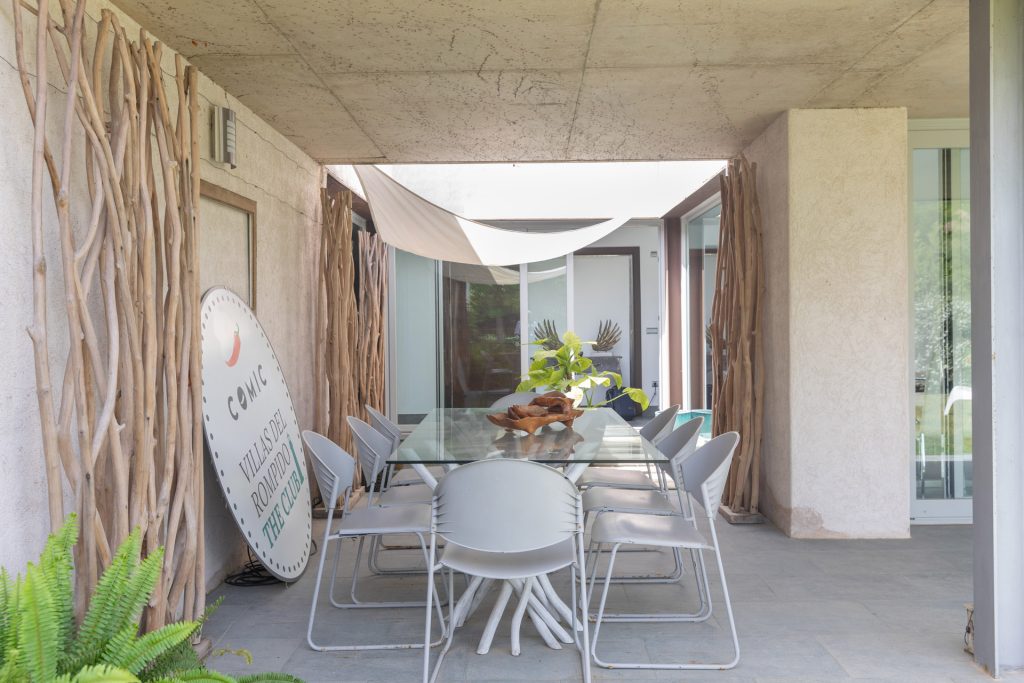 Fotografía de terraza amplia y jardín en una propiedad inmobiliaria, destacando su potencial para los compradores.