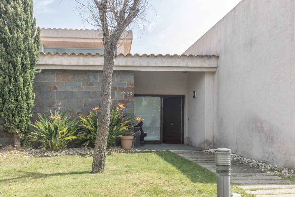 Fotografía de terraza amplia y jardín en una propiedad inmobiliaria, destacando su potencial para los compradores.