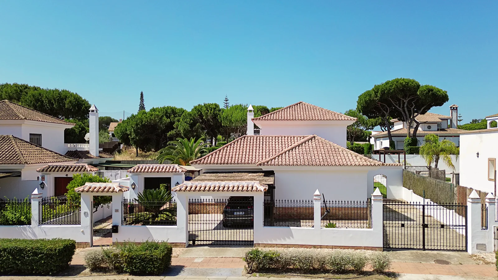 Villa exterior with a garden and tiled roof in Nuevo Portil, Huelva
