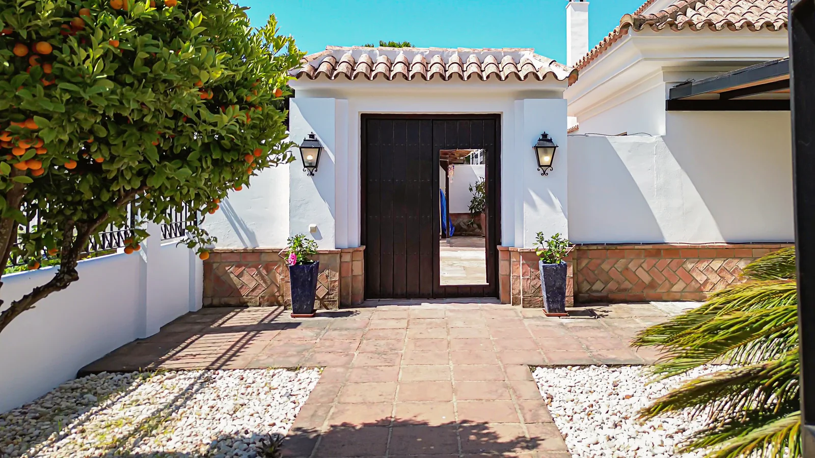 Entrance courtyard of a white villa in Nuevo Portil, Huelva