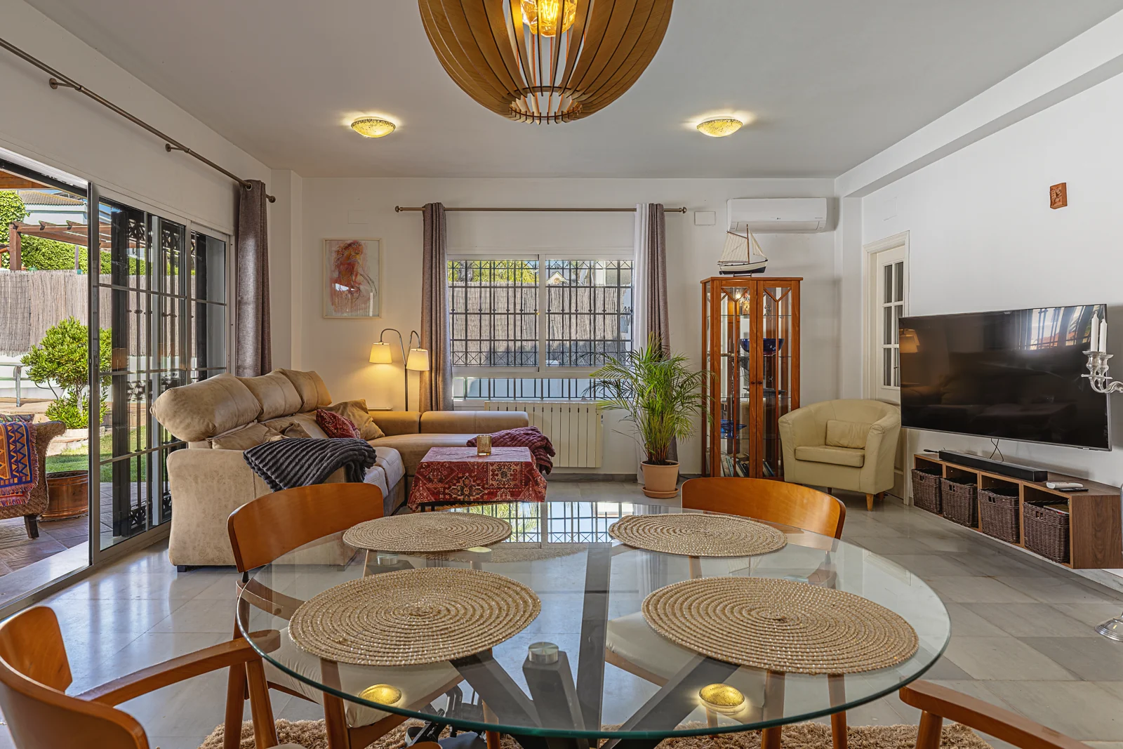 Salón de una villa en Nuevo Portil disponible en nuestro tour virtual Matterport